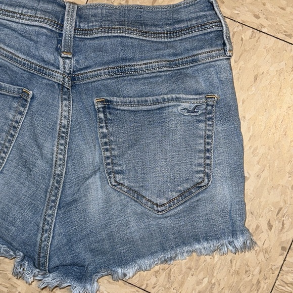 Hollister Distressed Denim High Rise Short-Short in Medium Indigo size 1 (25w) - Picture 9 of 16